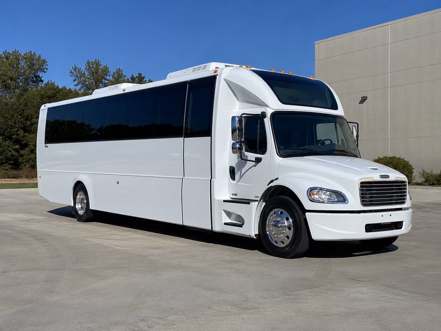 cambridge 28 passenger party bus